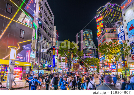 日本の東京都市景観ハロ本番…道玄坂下の交差点にも多くの人出。外国人の姿も目立つ＝10月31日 119804907