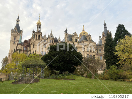 ドイツで最も有名な観光スポットの 1 つSchwerin（シュヴェリーン）にあるシュヴェリーン城 119805217