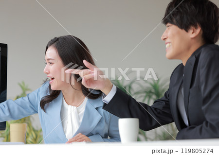 和やかに打ち合わせるビジネスパーソン_2 和やかに打ち合わせるビジネスパーソン_2 119805274