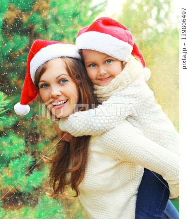 Christmas family child hugging mother in santa red hats together 119806497