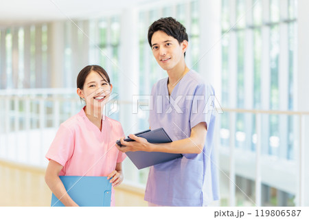 病院で働く若い医師と看護師 119806587