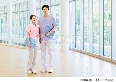 病院で働く若い医師と看護師 病院で働く若い医師と看護師 119806588