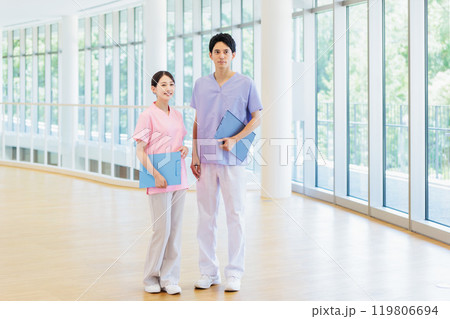 病院で働く若い医師と看護師 病院で働く若い医師と看護師 119806694