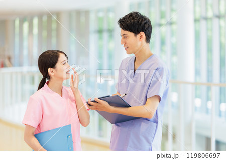 病院で働く若い医師と看護師 病院で働く若い医師と看護師 119806697