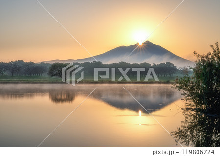 山頂から昇る朝日と筑波山 119806724