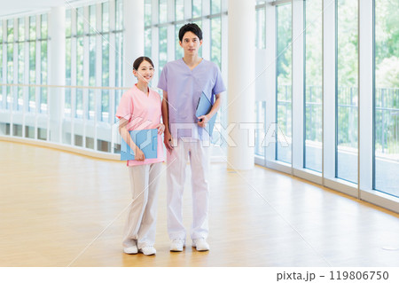 病院で働く若い医師と看護師 病院で働く若い医師と看護師 119806750