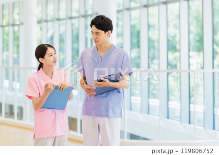 病院で働く若い医師と看護師 病院で働く若い医師と看護師 119806752