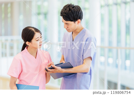 病院で働く若い医師と看護師 病院で働く若い医師と看護師 119806754