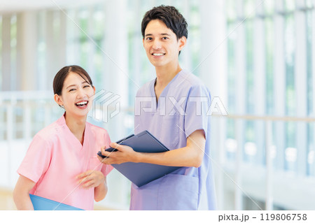 病院で働く若い医師と看護師 病院で働く若い医師と看護師 119806758