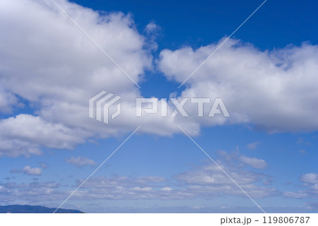 青空に浮かぶ白い雲 青空に浮かぶ白い雲 119806787