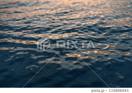秋の新舞子の日の出を反射する波 秋の新舞子の日の出を反射する波 119806843