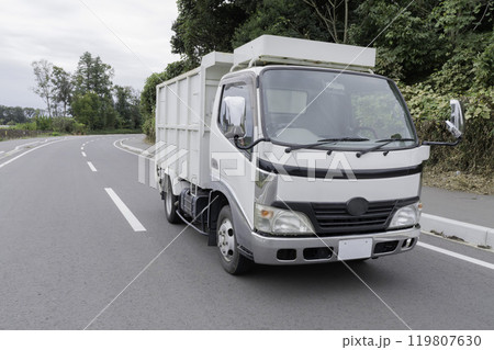 走行中イメージ 深ダンプ トラック 走行中イメージ 深ダンプ トラック 119807630