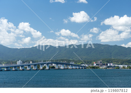 守山市湖畔から見る琵琶湖大橋 119807812