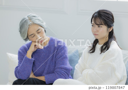 リビングで喧嘩をするシニア女性と若い女性　　　　 119807847