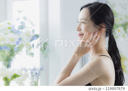 窓辺の黒いキャミソールワンピの女性 窓辺の黒いキャミソールワンピの女性 119807879