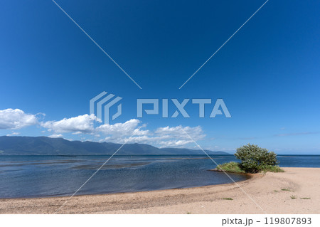 夏の終わりの頃の琵琶湖の情景 119807893