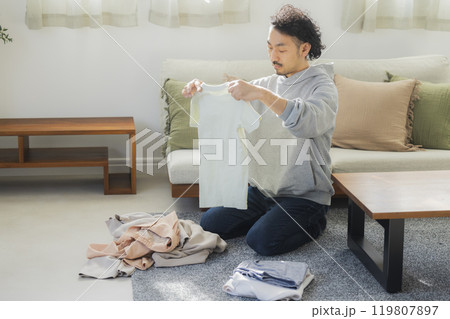洗濯物を畳む男性 洗濯物を畳む男性 119807897