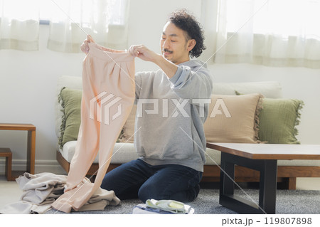洗濯物を畳む男性 洗濯物を畳む男性 119807898