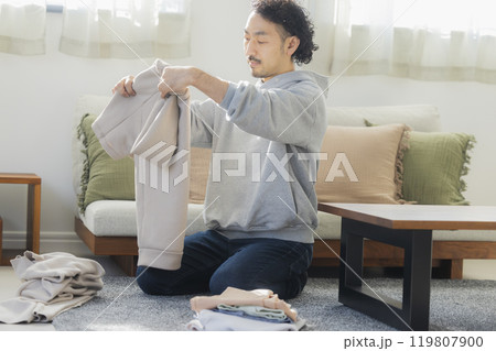 洗濯物を畳む男性 洗濯物を畳む男性 119807900