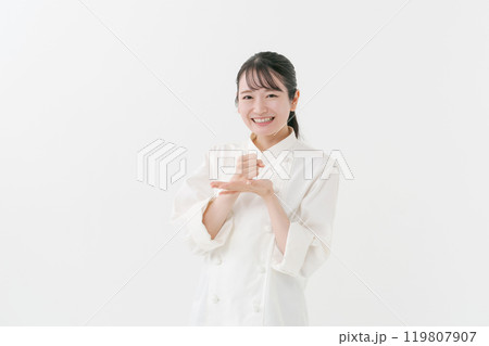 アイディアを思いついた女性シェフ アイディアを思いついた女性シェフ 119807907
