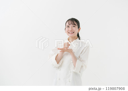 アイディアを思いついた女性シェフ アイディアを思いついた女性シェフ 119807908