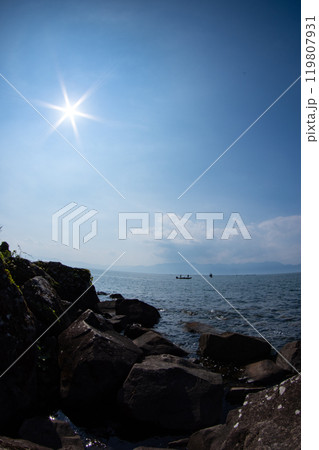 超広角レンズを通して夏の琵琶湖を見る 超広角レンズを通して夏の琵琶湖を見る 119807931