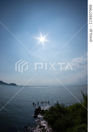 超広角レンズを通して夏の琵琶湖を見る 超広角レンズを通して夏の琵琶湖を見る 119807966