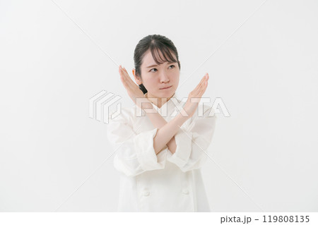 バツのジェスチャーをする女性シェフ 119808135