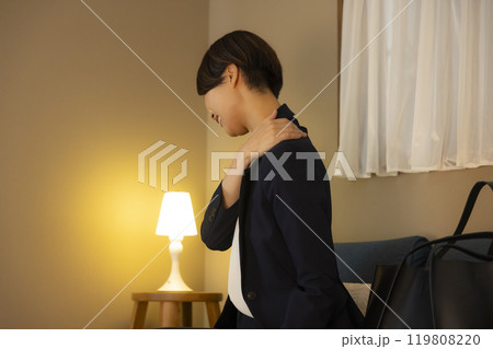 夜のリビングのビジネスウーマン 119808220
