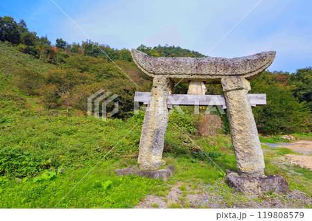 傾斜地に立つ石鳥居 119808579