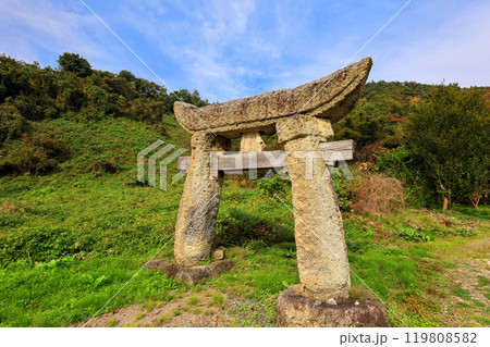 愛宕山の石鳥居(右方) 愛宕山の石鳥居(右方) 119808582