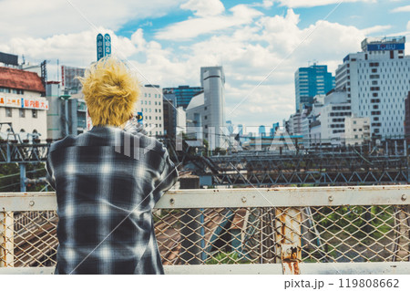 池袋大橋　金髪の男性の後ろ姿 119808662