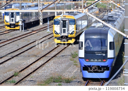 房総特急が幕張車両センターで出番を待つ風景 119808734