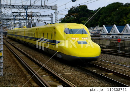 幸せの黄色い新幹線が新横浜駅へ… 東海道新幹線・ドクターイエロー『923形』 119808751