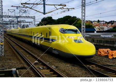 幸せの黄色い新幹線が新横浜駅へ… 東海道新幹線・ドクターイエロー『923形』 幸せの黄色い新幹線が新横浜駅へ… 東海道新幹線・ドクターイエロー『923形』 119808753