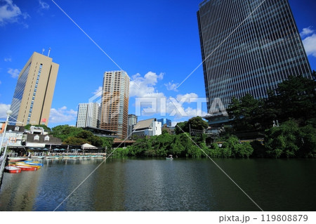 JR飯田橋駅の南側にある牛込濠のボート乗り場から望む総武線 JR飯田橋駅の南側にある牛込濠のボート乗り場から望む総武線 119808879