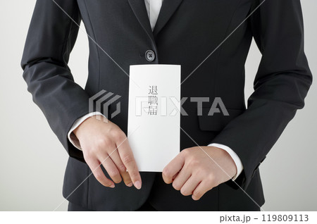 退職届を持つ女性（顔なし） 119809113