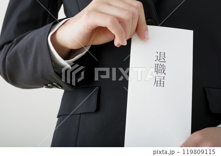 退職届を持つ女性（顔なし） 119809115