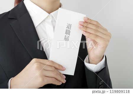 退職届を持つ女性（顔なし） 119809118