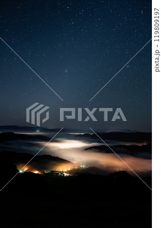幻想的な絶景雲海 119809197