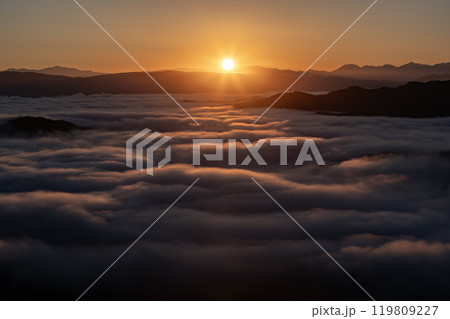 幻想的な絶景雲海 119809227