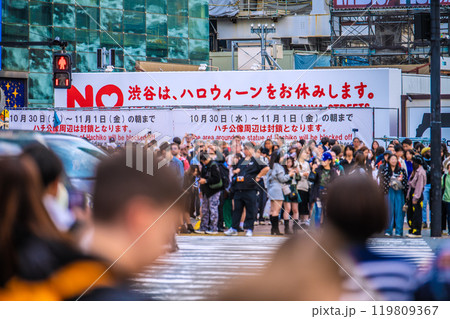 日本の東京都市景観ハロ本番…賑わう渋谷駅前。外国人観光客らの姿が目立つ…マ妄想はほぼない…＝31日 119809367
