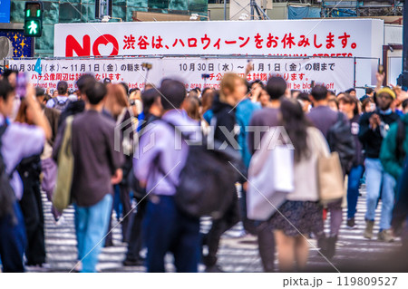 日本の東京都市景観ハロ本番…賑わう渋谷駅前。外国人観光客らの姿が目立つ…マ姿はない…=31日 日本の東京都市景観ハロ本番…賑わう渋谷駅前。外国人観光客らの姿が目立つ…マ姿はない…=31日 119809527
