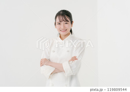 腕組みをする女性料理人のポートレート 119809544