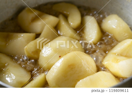 タルトタタンのりんごをバターと砂糖で煮る 119809611