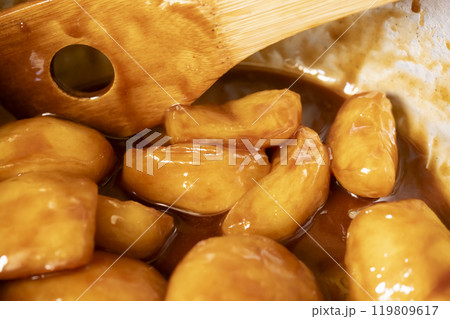 タルトタタンのりんごをバターと砂糖で煮る 119809617