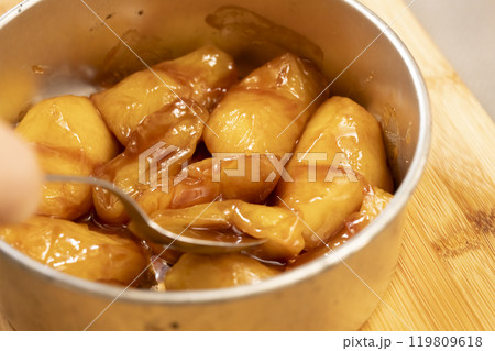 タルトタタンのりんごをバターと砂糖で煮る 119809618