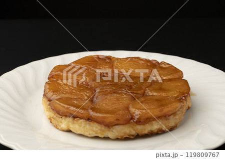 タルトタタン 焼きたてで湯気の立つタルトタタン 119809767