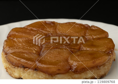 タルトタタン 焼きたてで湯気の立つタルトタタン タルトタタン 焼きたてで湯気の立つタルトタタン 119809768
