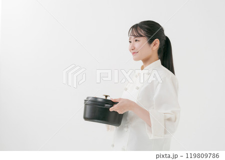 鍋を持つ女性シェフ 鍋を持つ女性シェフ 119809786